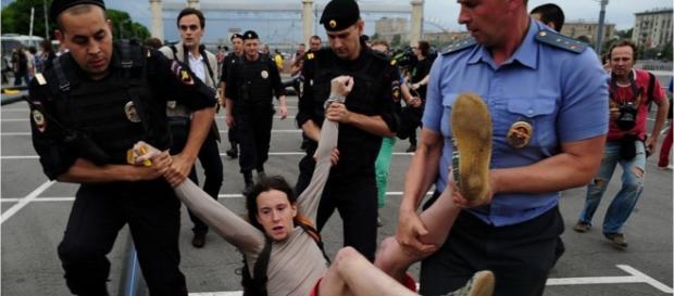 Gays têm sofrido perseguição na Chechênia (Foto: Youtube/Wochit News) Gays têm sofrido perseguição na Chechênia (Foto: Youtube/Wochit News)