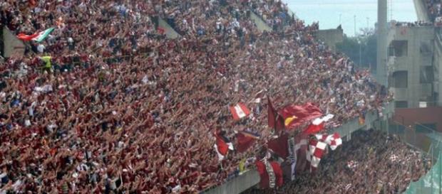 In foto lo spettacolo offerto dalla curva sud di Salerno durante una partita casalinga della Salernitana In foto lo spettacolo offerto dalla curva sud di Salerno durante una partita casalinga della Salernitana