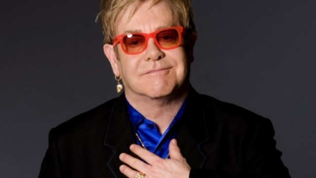 Elton John colpito da una grave infezione: ha 'sfiorato' la morte