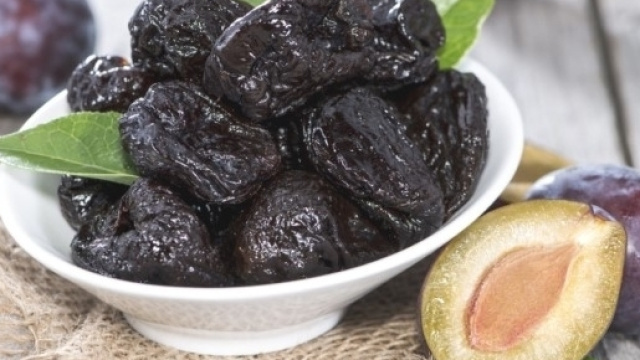 Il consumo regolare di prugne secche previene l'osteoporosi e l'osteopenia.