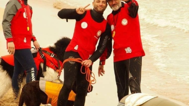 IN FOTO TRE SOCI DELLA SCUOLA DI SALVATAGGIO NAUTICO