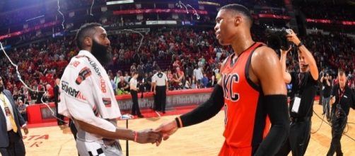 IL saluto finale tra James Harden e Russell Westbrook