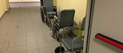 Pavia, cade dalla sedia a rotelle e muore in ospedale