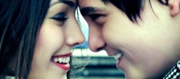 10 sinais de que ele está amando 10 sinais de que ele está amando