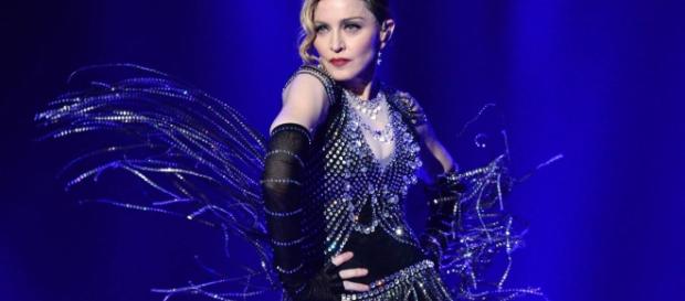 Madonna durante una performance live - allaboutmadonna.com Madonna durante una performance live - allaboutmadonna.com