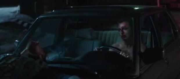 Theo Hutchcraft nella scena iniziale del video di "Beautiful Ones" degli Hurts Theo Hutchcraft nella scena iniziale del video di "Beautiful Ones" degli Hurts