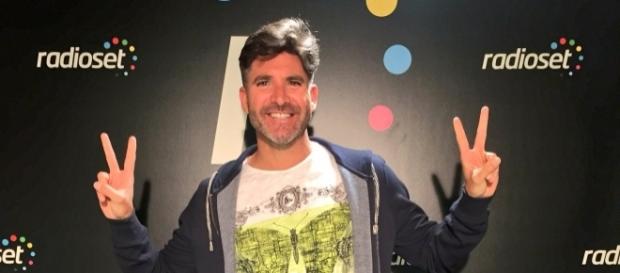Toño criticó al Deluxe y a La Fábrica de la Tele por el tema Ivonne Reyes Toño criticó al Deluxe y a La Fábrica de la Tele por el tema Ivonne Reyes