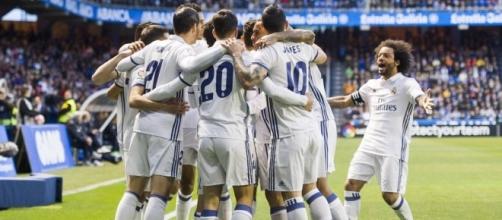 Los futbolistas del Real Madrid, celebrando un gol ayer en Riazor
