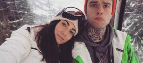 Fedez e la fidanzata Giulia Valentina, vacanza d'amore sulla neve ... - oggi.it