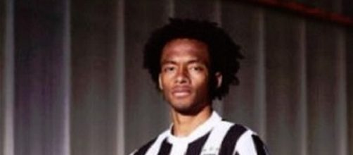 Juan Cuadrado ha svelato per sbaglio la maglia 2017/2018 della Juventus - Credits: Twitter