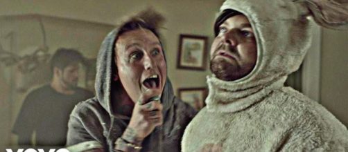 Papa Roach y el conejito depresivo de su nuevo sencillo "Help"