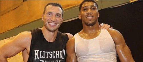 Wladimir Klitschko e Anthony Joshua (via Boxing News)