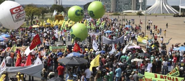 Em Brasília, ato de protesto contra as reformas trabalhista e da Previdência Social (José Cruz/Agência Brasil) Em Brasília, ato de protesto contra as reformas trabalhista e da Previdência Social (José Cruz/Agência Brasil)