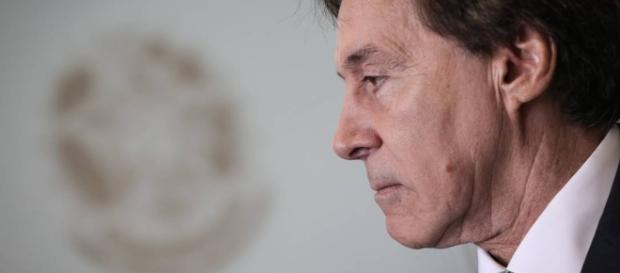 Eunício Oliveira passa mal após não concordar com notícia do Jornal Nacional Eunício Oliveira passa mal após não concordar com notícia do Jornal Nacional