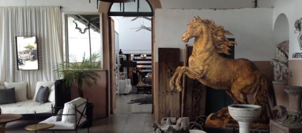 Galería al interior del inmueble de la Aurora vestido con las artes decorativas actuales. Galería al interior del inmueble de la Aurora vestido con las artes decorativas actuales.