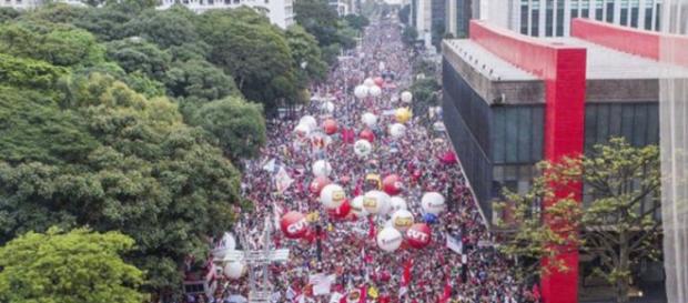 Lideranças sindicais conclamam a a população a não fazer compras para ajudar na greve geral Lideranças sindicais conclamam a a população a não fazer compras para ajudar na greve geral