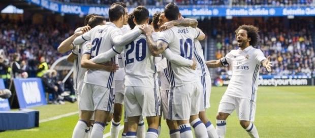 Los futbolistas del Real Madrid, celebrando un gol ayer en Riazor Los futbolistas del Real Madrid, celebrando un gol ayer en Riazor