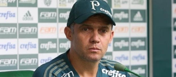 Técnico palmeirense Eduardo Baptista soltou o verbo em coletiva de imprensa. Técnico palmeirense Eduardo Baptista soltou o verbo em coletiva de imprensa.