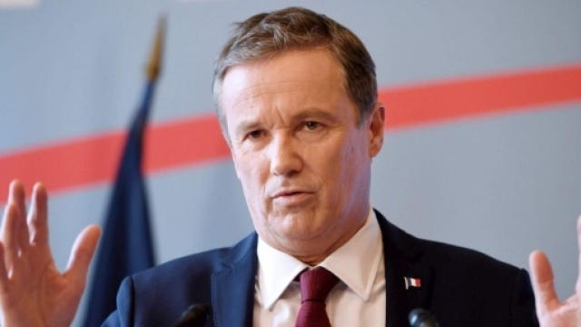 Dupont D'Aignan, Gaulliste soit-disant humaniste, mais strat&egrave;ge pour ses propres int&eacute;r&ecirc;ts en se livrant au FN