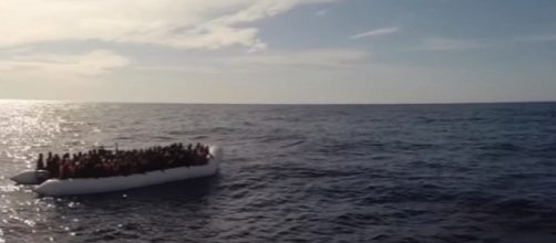 Un gommone con un massiccio numero di migranti soccorso dalla Guarda costiera