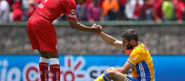 Solidaridad deportiva en la cancha de fútbol. Solidaridad deportiva en la cancha de fútbol.