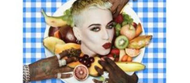 Katy Perry, nella parte centrale della copertina del nuovo singolo "Bon Appetit" Katy Perry, nella parte centrale della copertina del nuovo singolo "Bon Appetit"