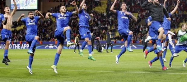 L'esultanza dei giocatori della Juventus al termine della partita. L'esultanza dei giocatori della Juventus al termine della partita.