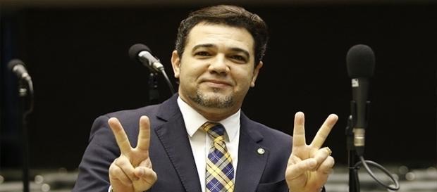 Pastor e deputado recebe inúmeras críticas durante voo Pastor e deputado recebe inúmeras críticas durante voo