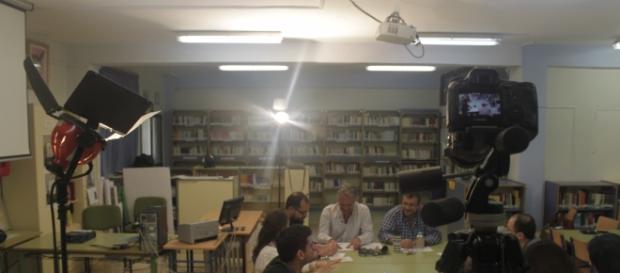 Sesión de grabación del reportaje en sala de profesores del IES Huelin Sesión de grabación del reportaje en sala de profesores del IES Huelin