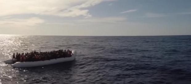 Un gommone con un massiccio numero di migranti soccorso dalla Guarda costiera Un gommone con un massiccio numero di migranti soccorso dalla Guarda costiera