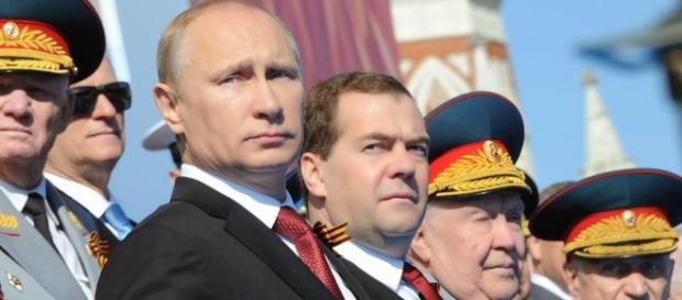 Vladimir Putin nega que esteja preparando o Exército para uma suposta guerra Vladimir Putin nega que esteja preparando o Exército para uma suposta guerra