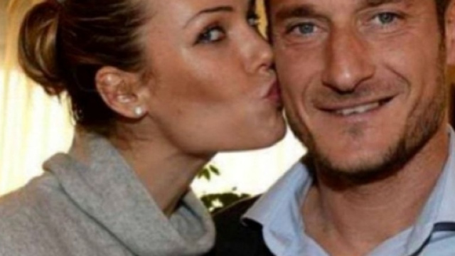 Ilary Blasi e Francesco Totti in collegamento per Edicola Fiore