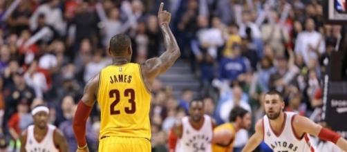 The Cavs and Raptors will meet in an East semifinals matchup. [Image via Blasting News image library/crainscleveland.com]