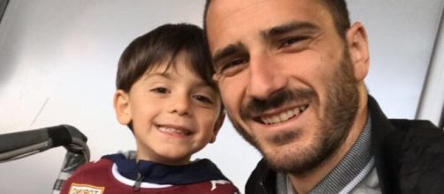 Foto twittata da Bonucci con il suo piccolo allo stadio.