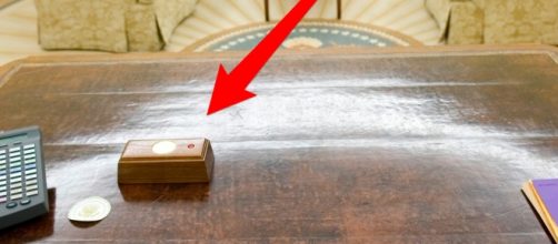 Trump has a button on his desk to summon a butler - Photo: Blasting News Library - businessinsider.com