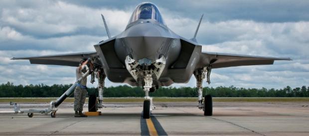Caça F-35 sendo reabastecido na Base Aérea de Eglin, Flórida Caça F-35 sendo reabastecido na Base Aérea de Eglin, Flórida