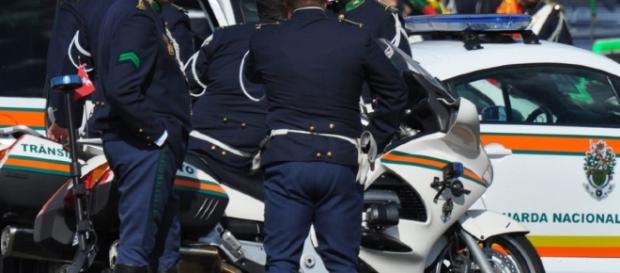 Mais um militar da GNR atropelado por um motocicista que desrespeitou a ordem dada pelo GNR para parar. Mais um militar da GNR atropelado por um motocicista que desrespeitou a ordem dada pelo GNR para parar.