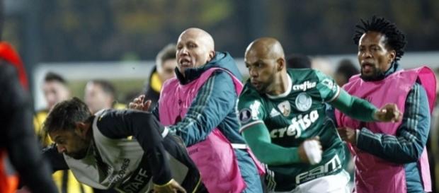 Mier e Felipe Melo são uns dos punidos Mier e Felipe Melo são uns dos punidos