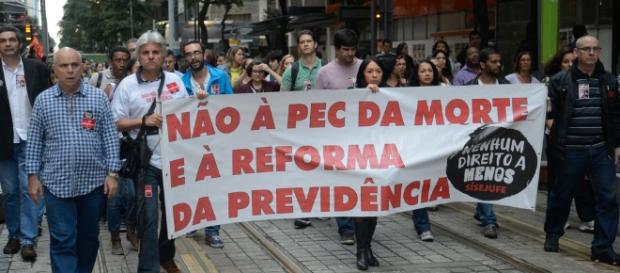 Na parte da tarde, manifestantes fizeram passeata e atos no Centro do Rio (Tomaz Silva/Agência Brasil) Na parte da tarde, manifestantes fizeram passeata e atos no Centro do Rio (Tomaz Silva/Agência Brasil)