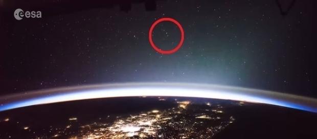 Objetos voadores não identificados gravados por astronauta francês (ESA) Objetos voadores não identificados gravados por astronauta francês (ESA)