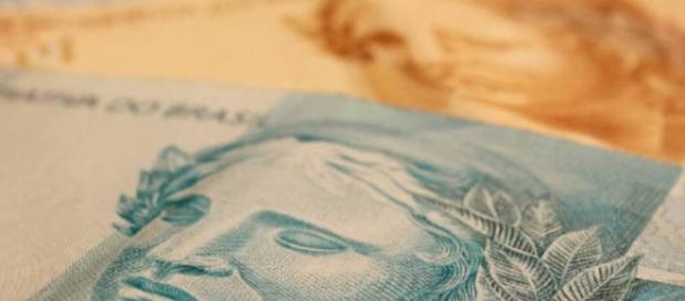 Salários, pensões e aposentadorias custam 20 bilhões de reais ao cofres públicos Salários, pensões e aposentadorias custam 20 bilhões de reais ao cofres públicos