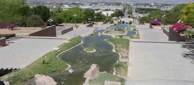 Saltillo presenta un Parque de las Maravillas redondeado con una cascada, piscina/fuente. Saltillo presenta un Parque de las Maravillas redondeado con una cascada, piscina/fuente.