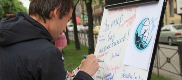 Voluntarios instan a la gente de San Petersburgo a vivir sin drogas Voluntarios instan a la gente de San Petersburgo a vivir sin drogas