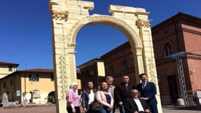 In mostra ad Arona (NO) l'arco di Palmira: simbolo culturale in fronte al museo al museo archeologico dedito a Kaled Al Asaad.