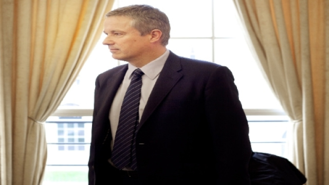 Le 31 mars 2012, Nicolas Dupont-Aignan, candidat à la présidentielle, dans la mairie de Yerres