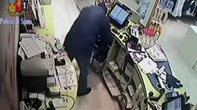 Rapinatore in azione in un negozio a Roma per un bottino di 370 euro. L'uomo &egrave; stato poi catturato. Foto: Polizia di Stato.