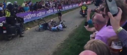 Greg Van Avermaet si rialza immediatamente dopo la caduta