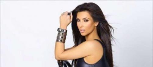 Kim Kardashian vestida en cuero negro