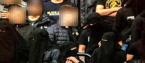 I tifosi dell'AIK allo stadio con il niqab