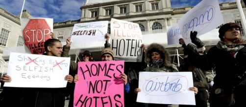 Una protesta del 2015 a New York contro Airbnb. Credits: EPA